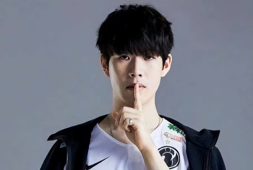 369 ：对面的中野和辅助都在抓我，不给我生存的空间，只能被迫去操作