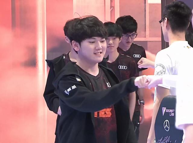 德州扑克高手在防自己（德扑高手的首要策略：先防自己的失误）